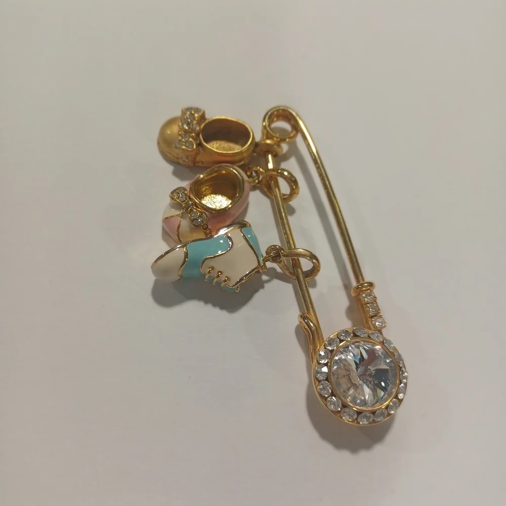 Gender Reveal Baby Shoe Brooch - Picture 3 of 6